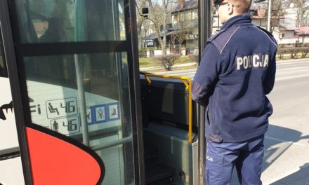 Policjanci informowali o nowych przepisach podczas kontroli autobusów