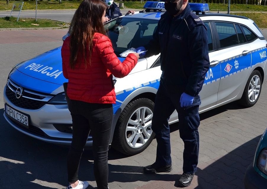 Policjanci rozdają maseczki mieszkańcom powiatu gdańskiego