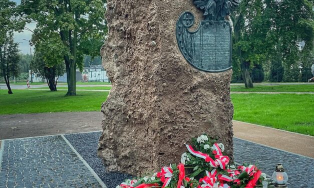 Odsłonięto pomnik upamiętniający ofiary zbrodni katyńskiej